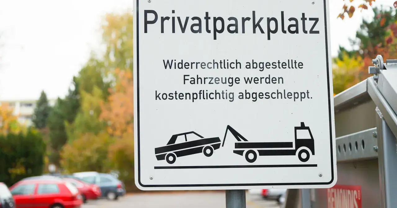 Privatparkplatz: Falschparker werden kostenpflichtig abgeschleppt. Ein Abschleppdienst holt das Fahrzeug ab.