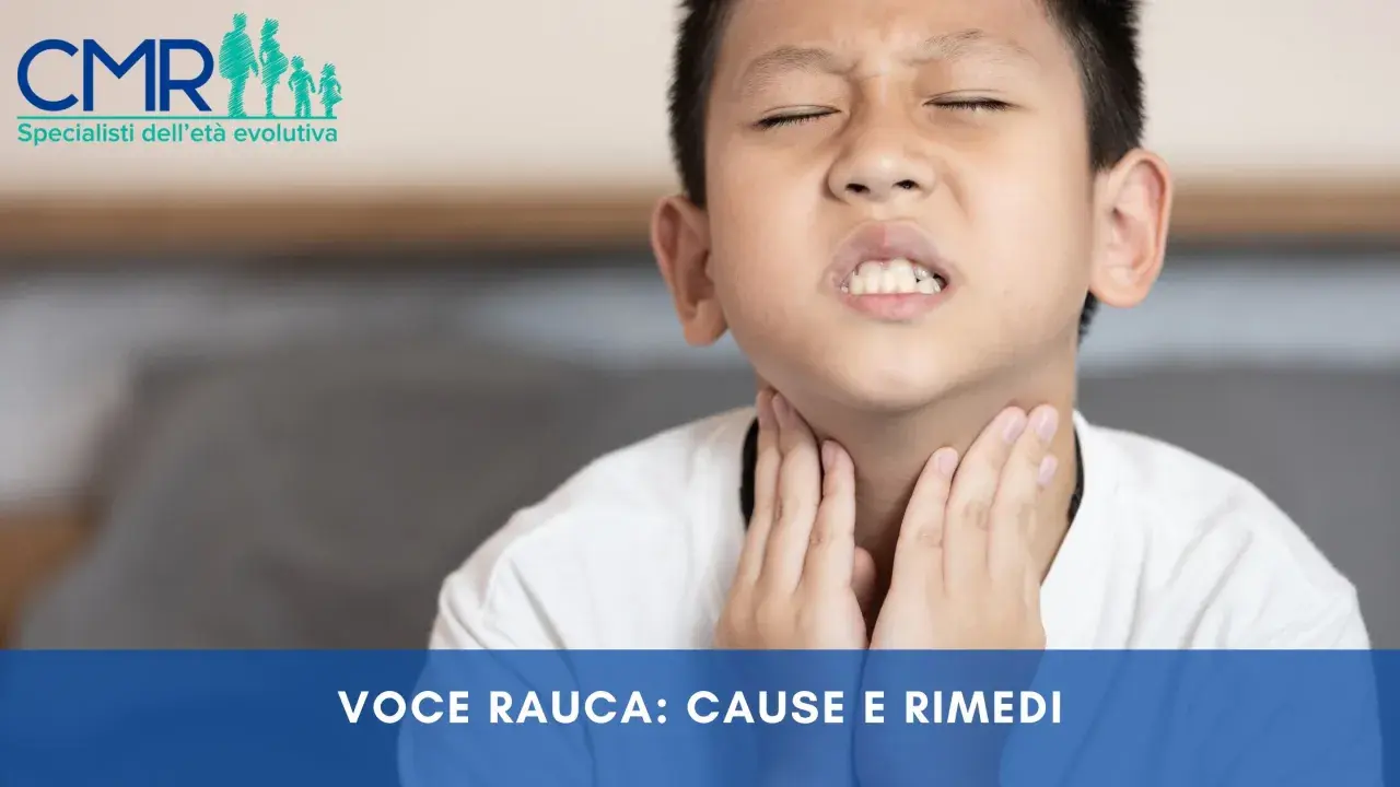 Bambino con abbassamento di voce e catarro, che si tiene la gola. Logo CMR "Specialisti dell'età evolutiva".