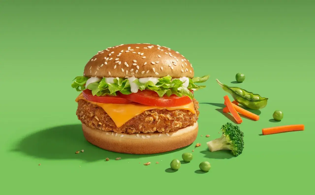 Pyszny wege burger McDonald's z serem, sałatą i pomidorem. Sprawdź jego kcal!
