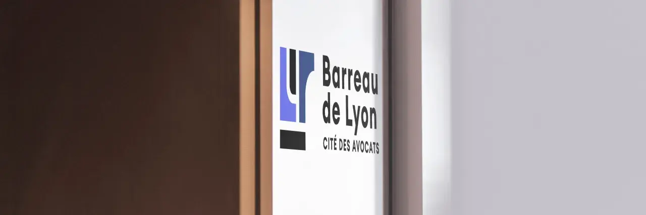 Logo du Barreau de Lyon, "Cité des Avocats". Utile pour une lettre contestation honoraires avocat.