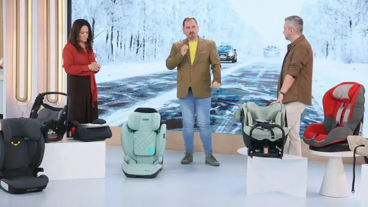 Trzech prowadzących prezentuje foteliki samochodowe, w tym fotelik antymandat. Tło przedstawia zimową drogę.