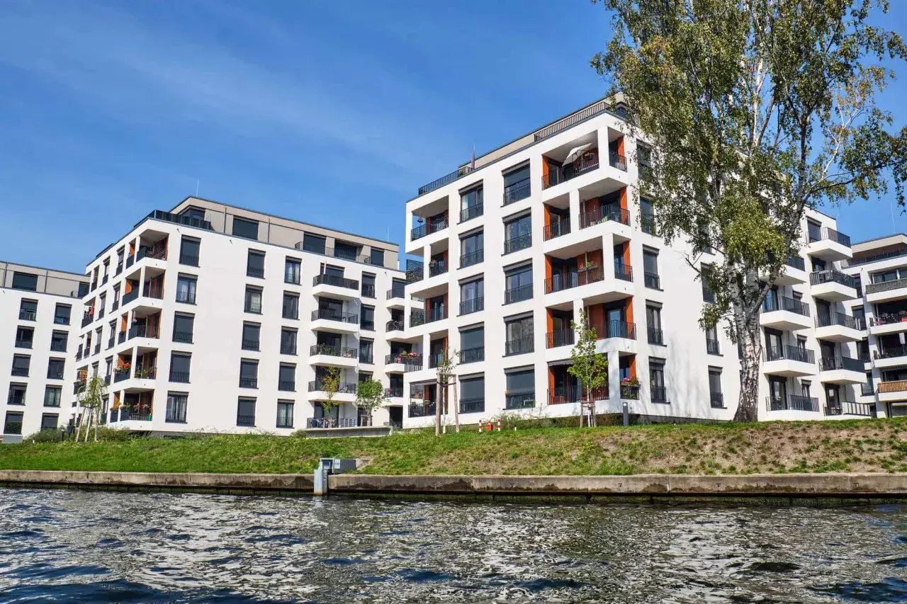 Moderne Wohnanlage am Wasser. Hier erfahren Sie, was man bei einer selbstgenutzten Eigentumswohnung steuerlich absetzen kann.