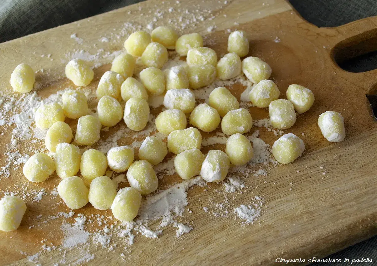 Gnocchi di patate ricetta della nonna pronti per essere cotti. Morbidi e profumati, un classico intramontabile.
