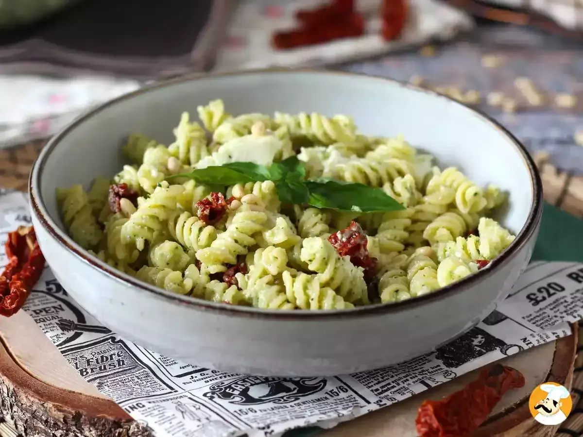 Un plat de pâtes fusilli au pesto, tomates séchées et pignons de pin. Une idée parfaite pour savoir que faire avec un reste de pâtes !