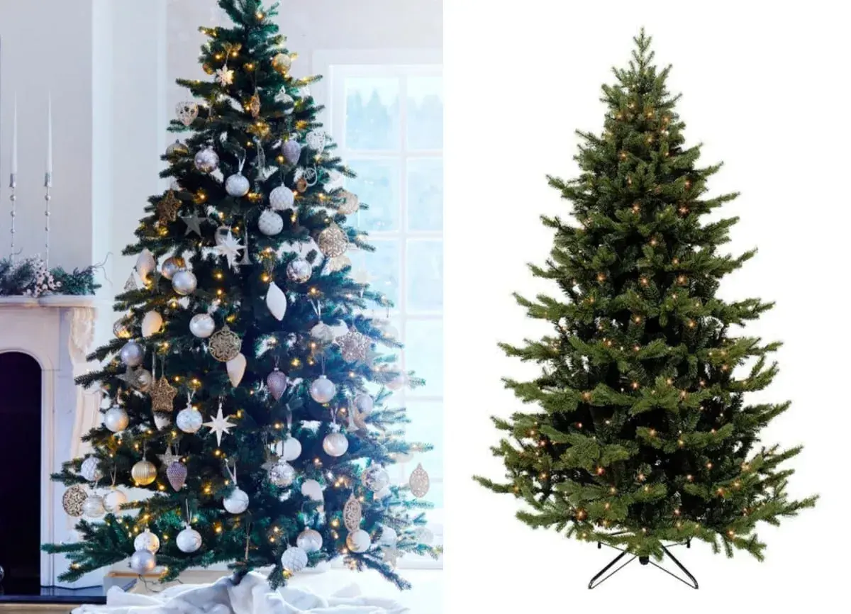Två julgranar, en dekorerad med silverkulor och stjärnor, den andra enbart med ljusslinga. Granen dricker inte vatten, men sprider julglädje.