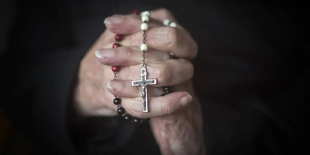 Różaniec na ręce: prawa czy lewa? Co mówi Kościół i symbolika?