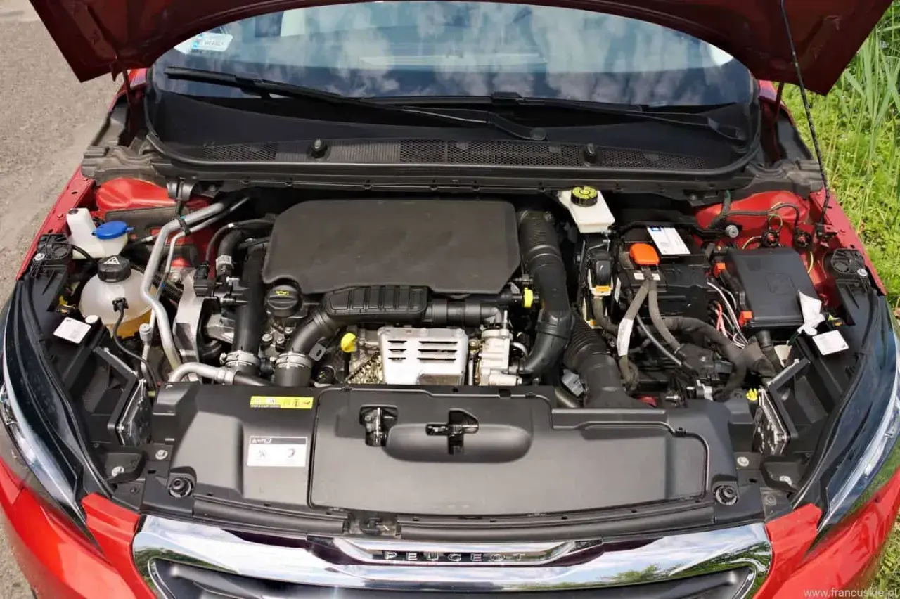 Silnik 1.2 PureTech w samochodzie Peugeot, czysty i zadbany, gotowy do drogi.