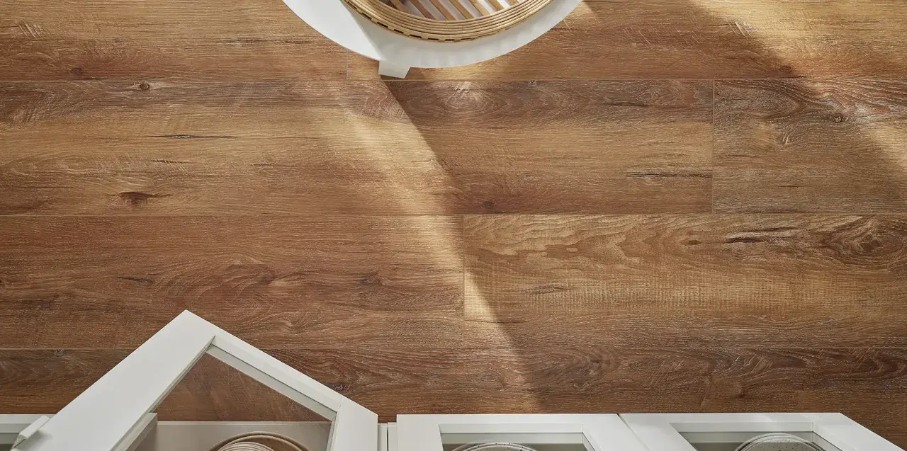Drewnopodobne panele laminowane czy winylowe tworzą ciepłą podłogę. Białe meble i kosz dodają stylu.