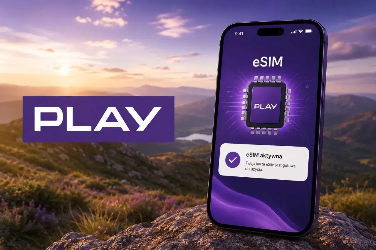 Telefon z aktywną kartą eSIM od Play na tle górskiego krajobrazu.
