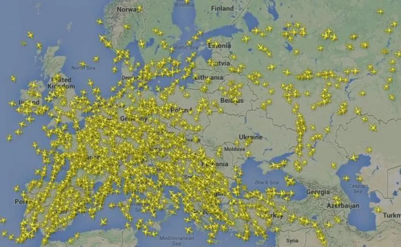 Mapa Europy z zaznaczonymi żółtymi samolotami, symbolizującymi ruch lotniczy.