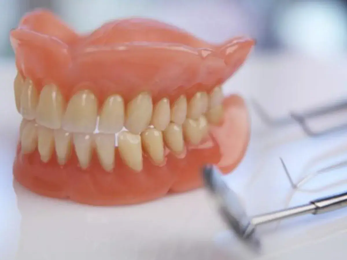 Protezy zębów i narzędzia dentystyczne. Dowiedz się, jak używać klej do protez dla lepszego dopasowania i komfortu.