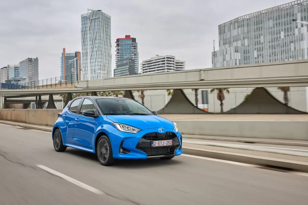Auto ibrida blu in città, un'opzione ecologica per esplorare i vantaggi e gli svantaggi della mobilità moderna.