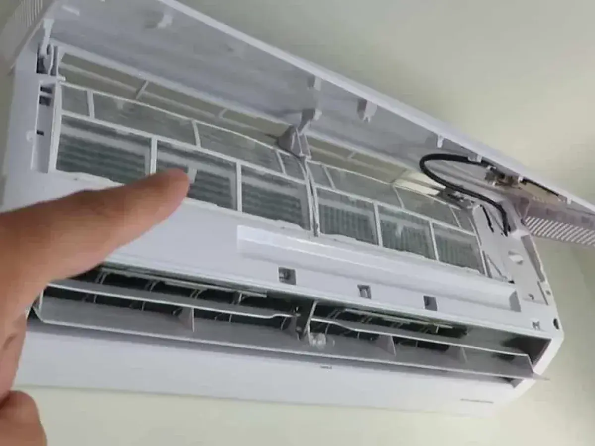 Dedo señala filtros sucios de aire acondicionado. Soluciones desague aire acondicionado para evitar problemas.