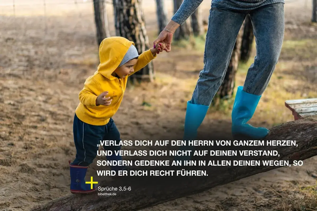 Ein Kind in gelber Kapuzenjacke und ein Erwachsener mit blauen Gummistiefeln gehen Hand in Hand. Ein Vers aus Sprüche 3,5-6, der an Psalm 147 erinnert, leitet sie.