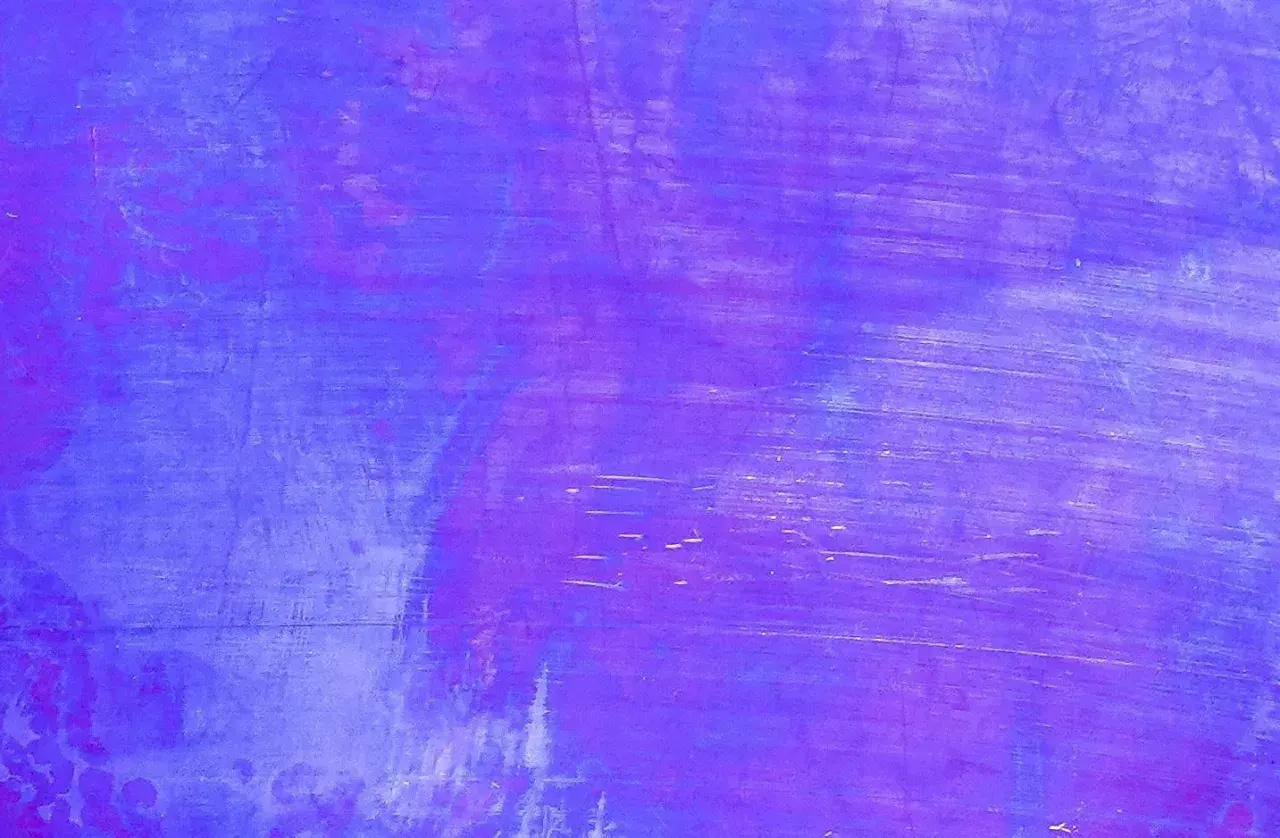 Abstrakte Textur mit sanften Übergängen, die an lila mischen erinnern. Helle und dunkle Violetttöne verschmelzen zu einem ruhigen Hintergrund.