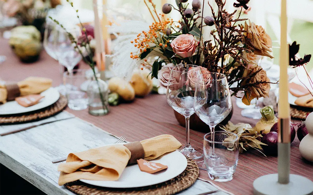 Vacker duka bord inspiration med höstfärger, blommor, ljus och glas. Perfekt för en mysig middag.