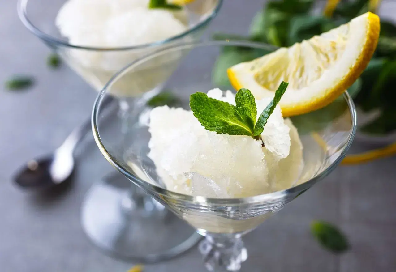 Orzeźwiający sorbet cytrynowy z miętą i cytryną. Idealny deser, by poczuć smak Neapolu. Co zjesc w Neapolu? To!