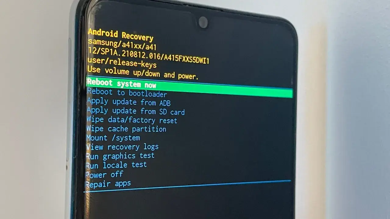 Ekran Android Recovery Samsung. Opcja "Wipe data/factory reset" pomoże jak przywrócić ustawienia fabryczne Samsung bez hasła.