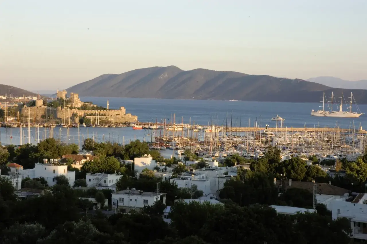 Widok na zamek i port w Bodrum, gdzie marzy się podróż z Warszawy. Czas lotu do tego raju jest krótszy niż myślisz!