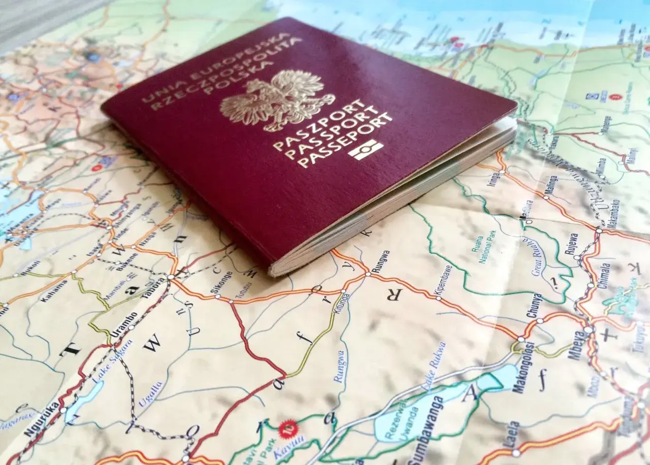 Polski paszport na mapie Afryki, planowanie podróży. Gdzie leży Zanzibar? To pytanie, na które szukamy odpowiedzi, planując egzotyczne wakacje.