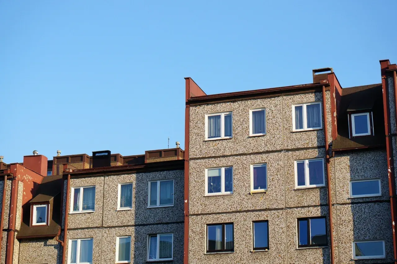 Ile kosztuje mieszkanie w bloku na wsi? Ceny, które zaskakują