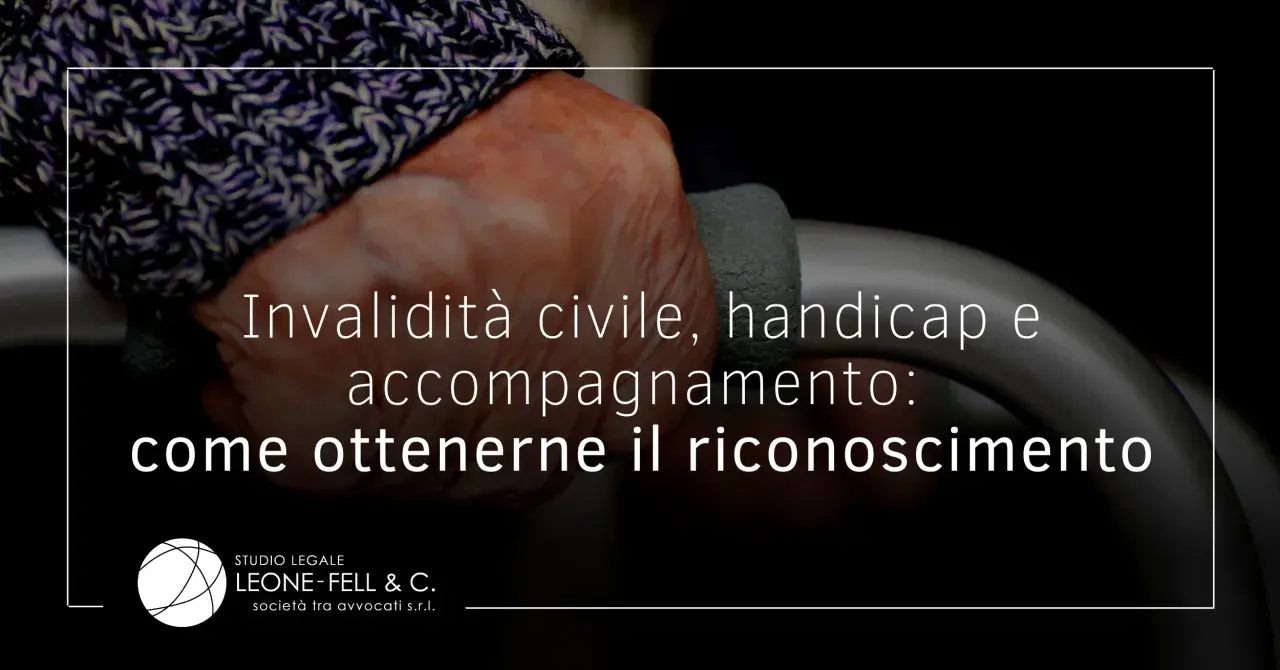 Mano anziana che afferra un bastone. Testo: "Invalidità civile, handicap e accompagnamento: come ottenerne il riconoscimento". Ricorso per invalidità 100% senza accompagnamento.