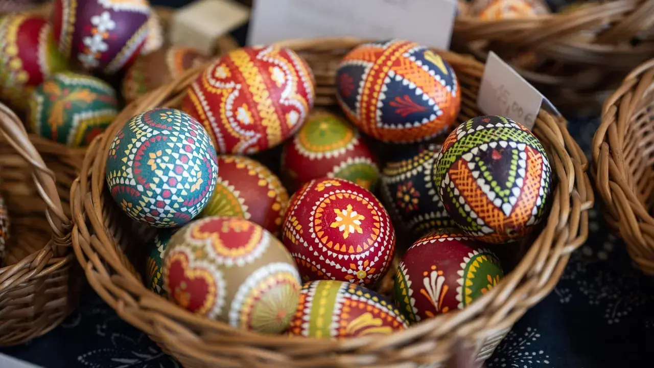 Bunte, handbemalte Ostereier in einem Korb, ein schöner **Symbol Ostern Kirche**.