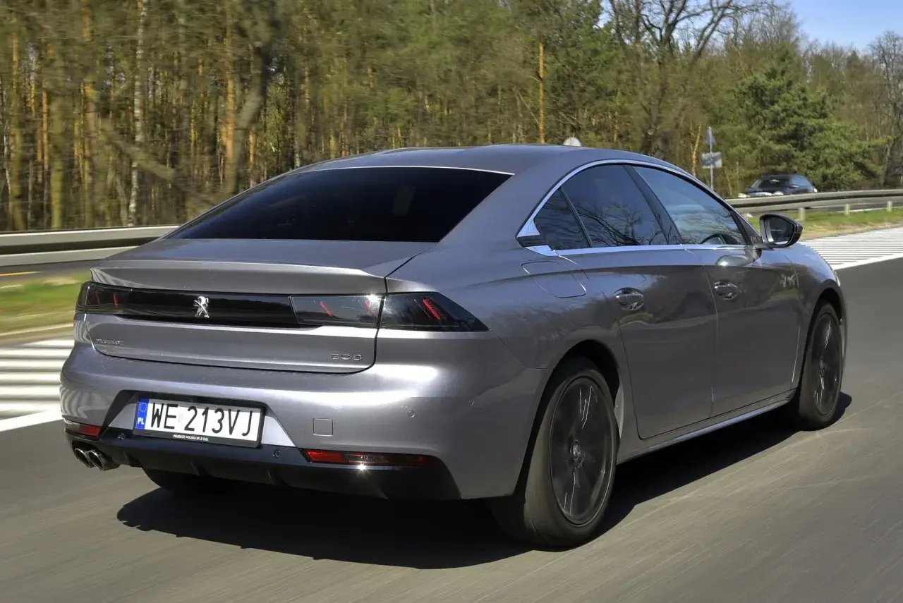 Szary Peugeot 508 na drodze. Wiele osób szuka peugeot 508 opinie, a ten model wygląda świetnie.