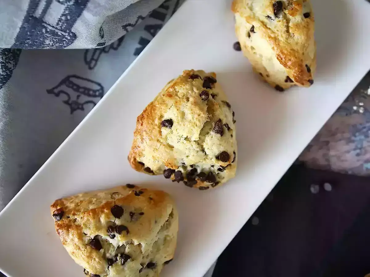 Tre gyllene scones med choklad, redo att avnjutas.