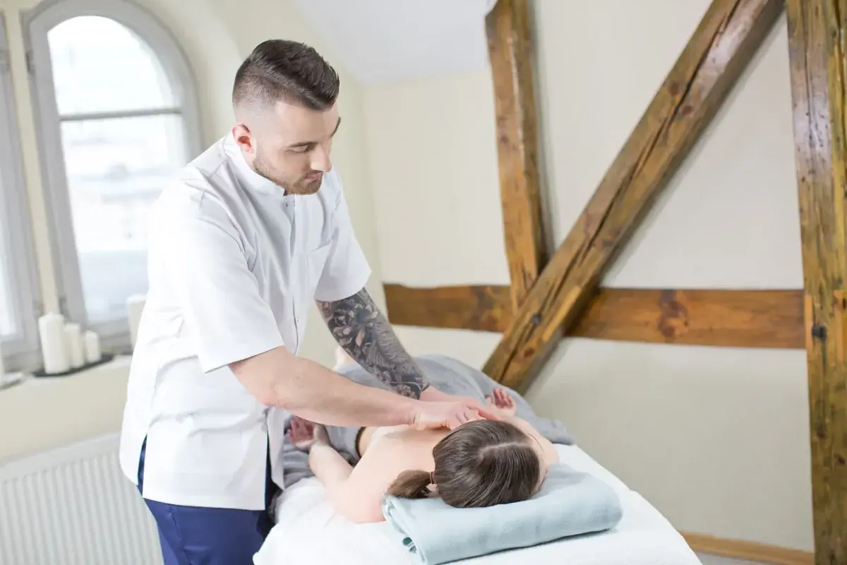 Fizjoterapeuta bez studiów? W Polsce to niemożliwe! Poznaj alternatywy.