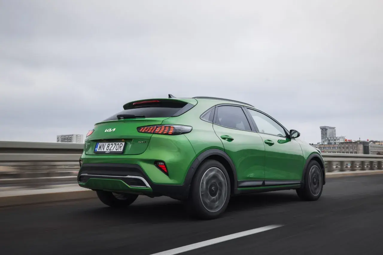 Zielony Kia Xceed na drodze. Sprawdź aktualną kia xceed cena i wybierz swój wymarzony model.