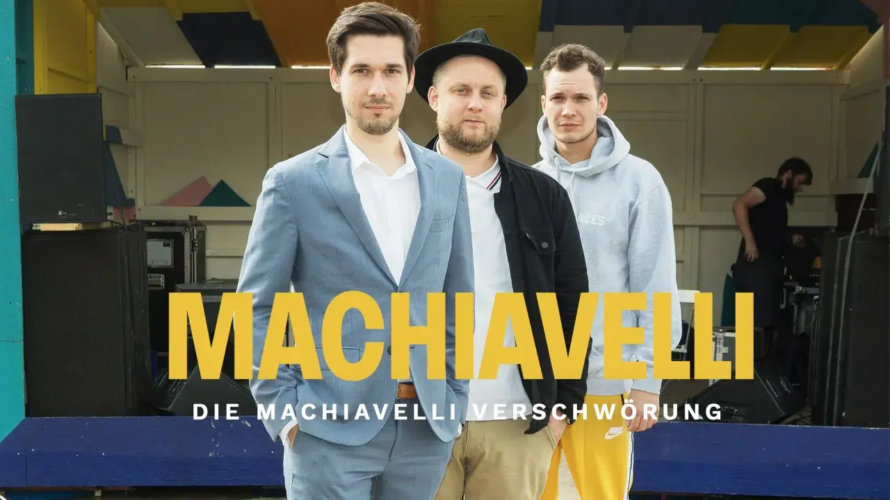 Drei Männer stehen vor einer Bühne, auf der "MACHIAVELLI" steht. Sie sind die Macher des Machiavelli Podcast.