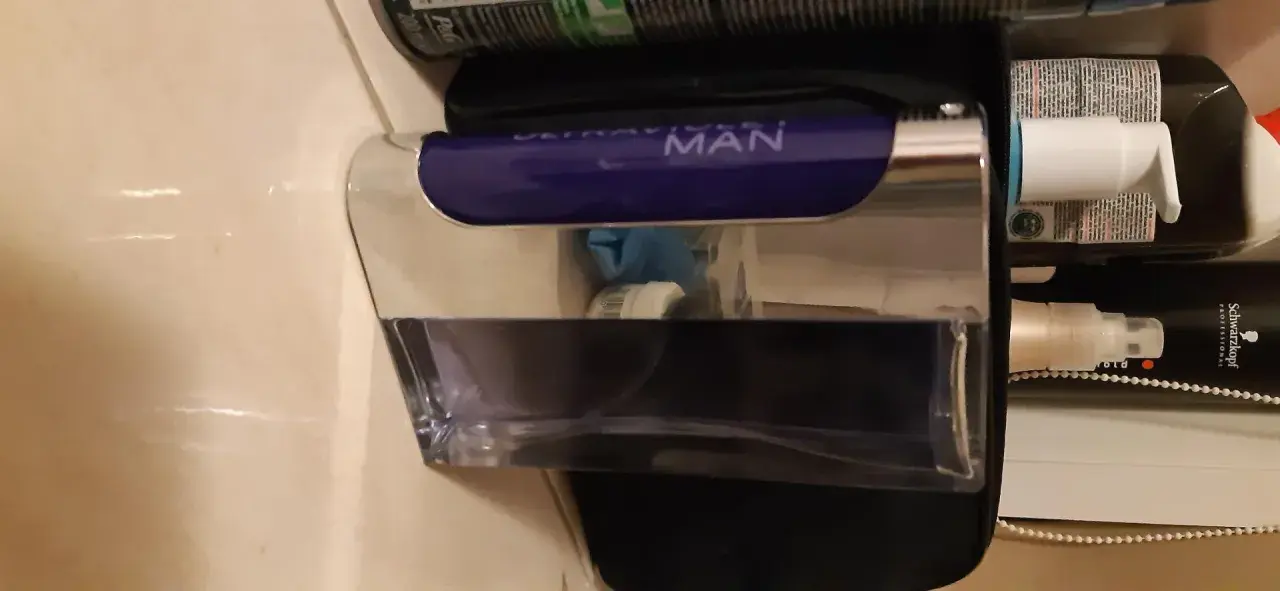 Elegancka butelka Paco Rabanne Ultraviolet Man z fioletowym akcentem i metalicznym wykończeniem, gotowa do użycia.