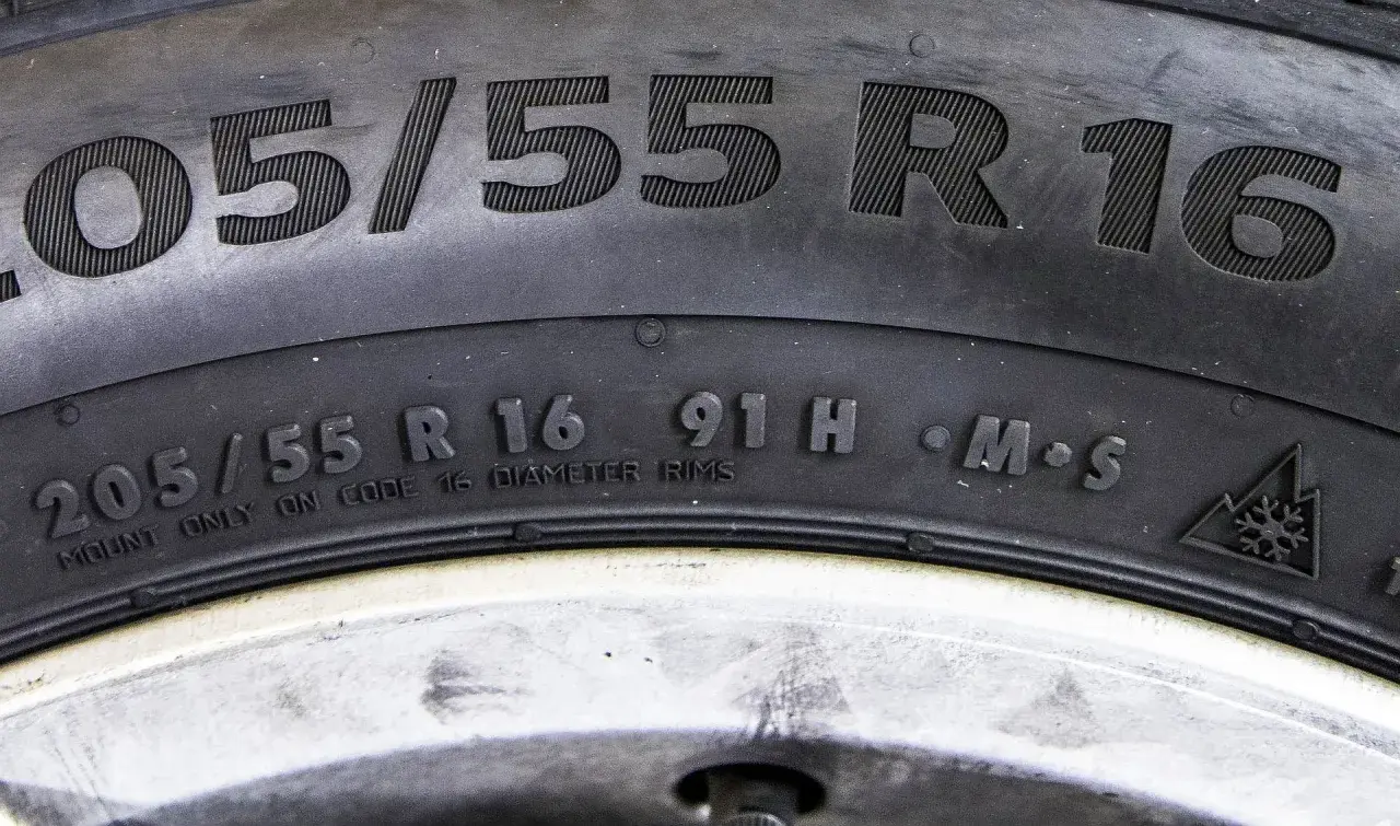 Opona z oznaczeniem 205/55 R16 91H, gotowa do montażu na felgach 16-calowych.