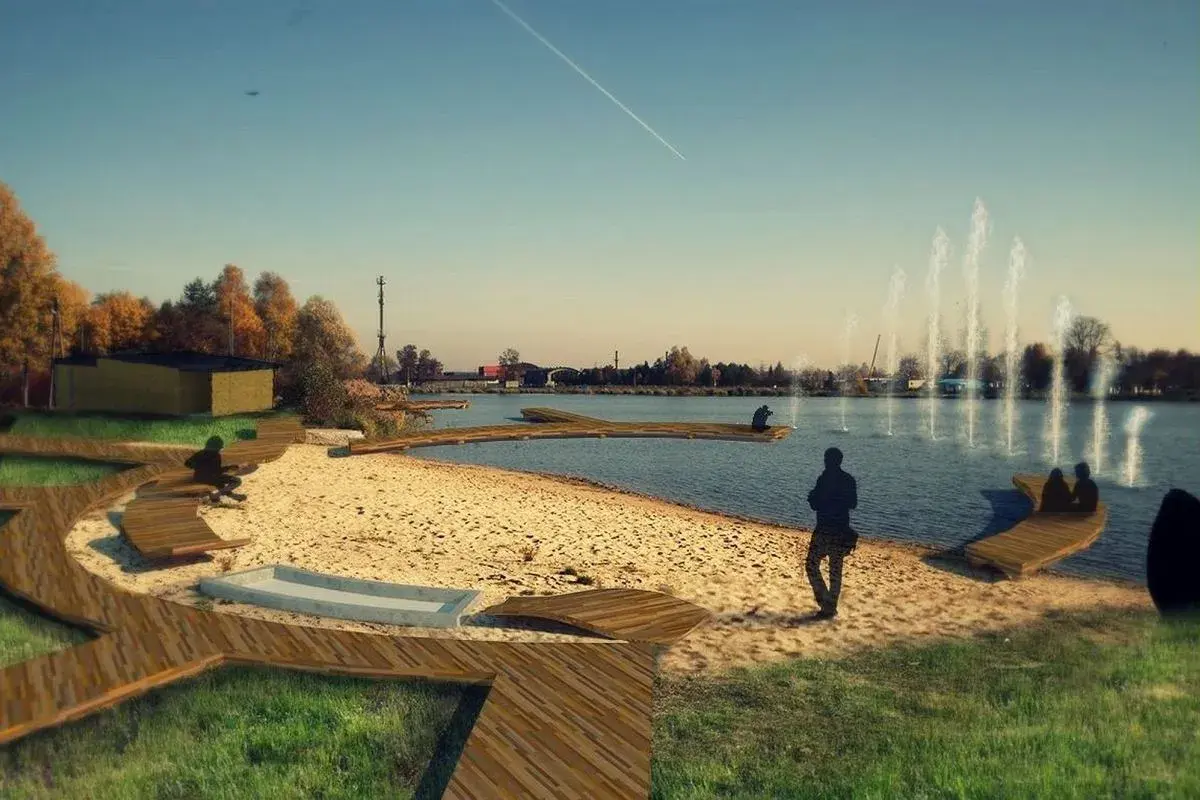 Relaks nad jeziorem Blachownia. Drewniane pomosty, piaszczysta plaża i fontanny tworzą idealne miejsce na odpoczynek.