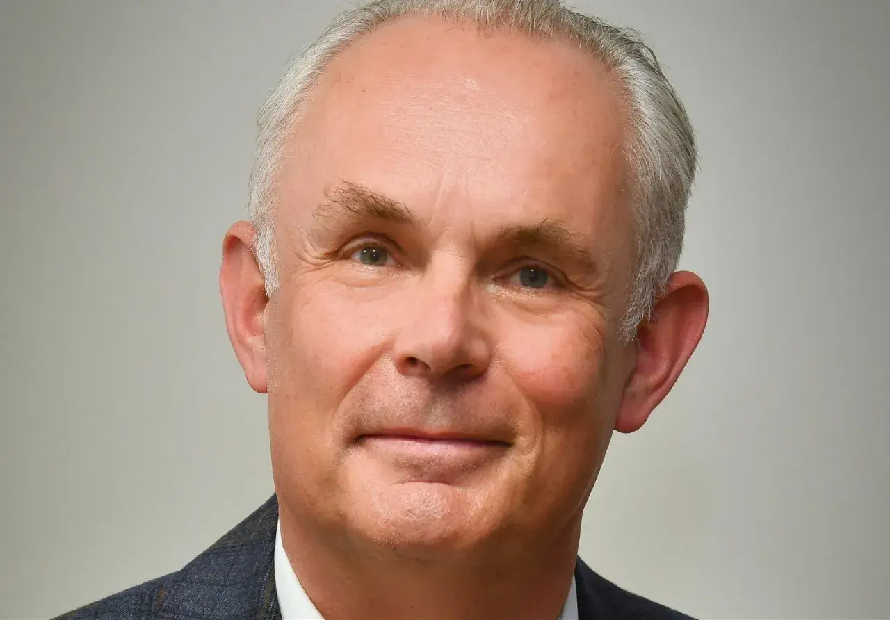 Portret mężczyzny z siwymi włosami. Marek Harat przyjmuje w swojej klinice, oferując profesjonalne usługi.