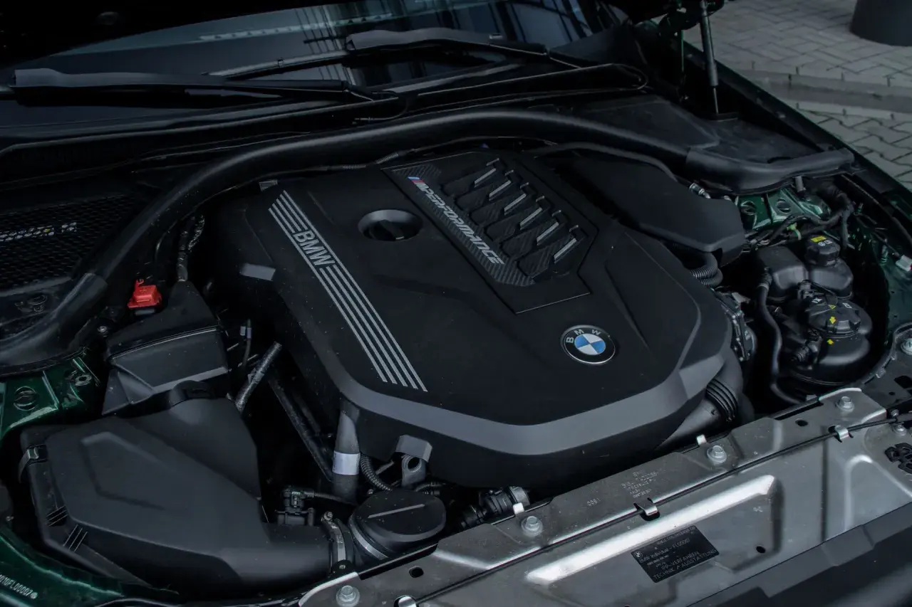Silnik BMW M Performance. Chcesz wiedzieć, jak obliczyć moc silnika spalinowego? Ten potężny motor to świetny przykład.