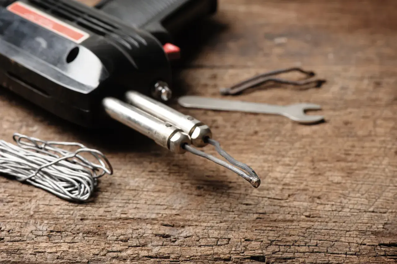 Pistolet do lutowania, drut i klucz francuski gotowe do lutowania aluminium.