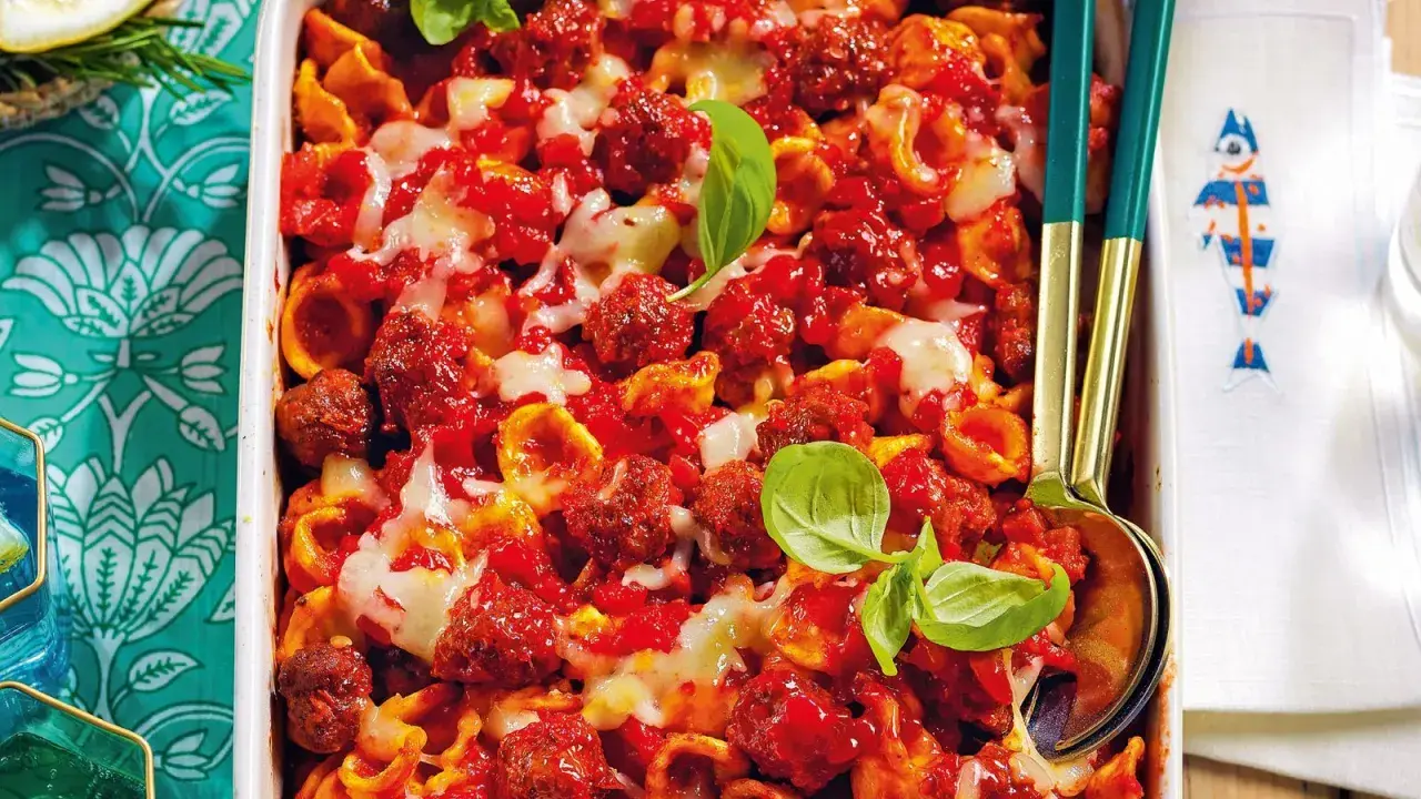 Orecchiette con polpette in sugo rosso, filanti e profumate. Un'idea golosa per le orecchiette ricette.