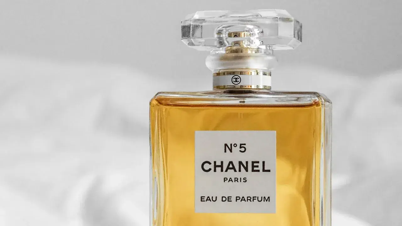 Elegancka butelka perfum Chanel N°5 Eau de Parfum, symbol luksusu i klasyki.
