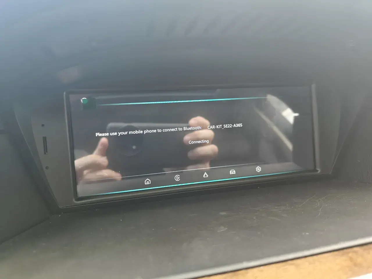 Schermo auto che indica "Connecting" per Android Auto. Il Bluetooth CAR-KIT_5E22-A365 non si connette.