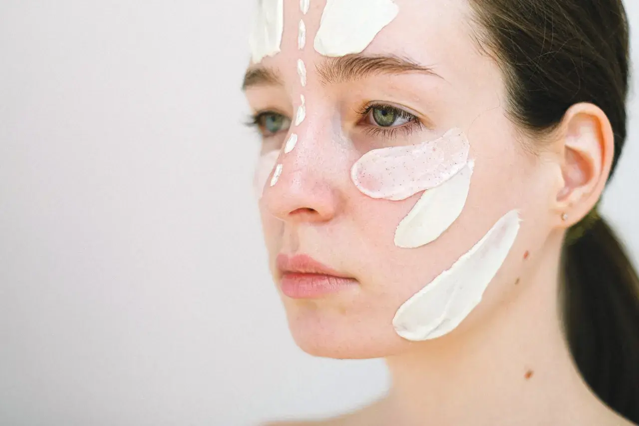 Jaki peeling do cery naczynkowej? Wybierz bezpieczne metody i składniki