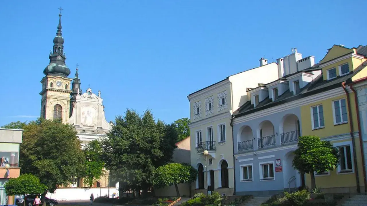 Rynek w Serbinowie z kościołem i kolorowymi kamieniczkami.