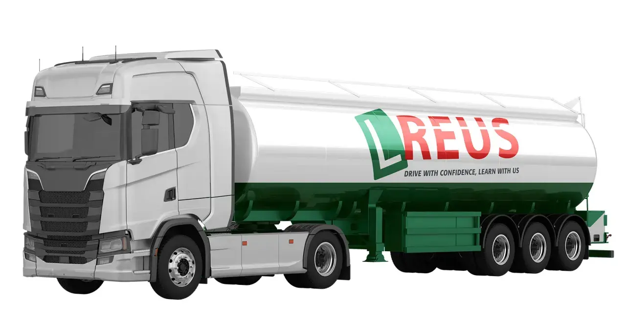 Un moderno vehículo articulado blanco y verde, con el logo "REUS" en rojo y verde, listo para transportar.