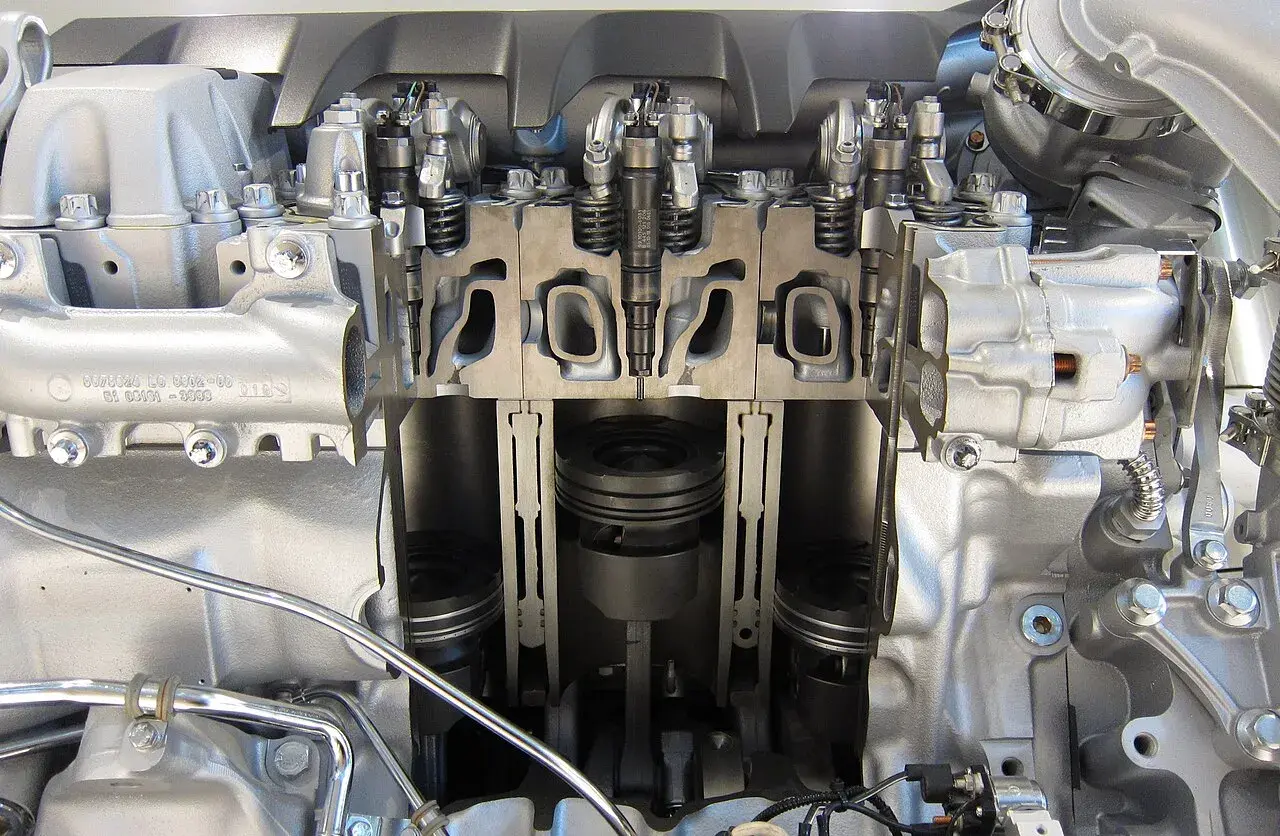 Corte de motor diésel mostrando pistones, inyectores y válvulas. El dci significado se revela en su ingeniería.