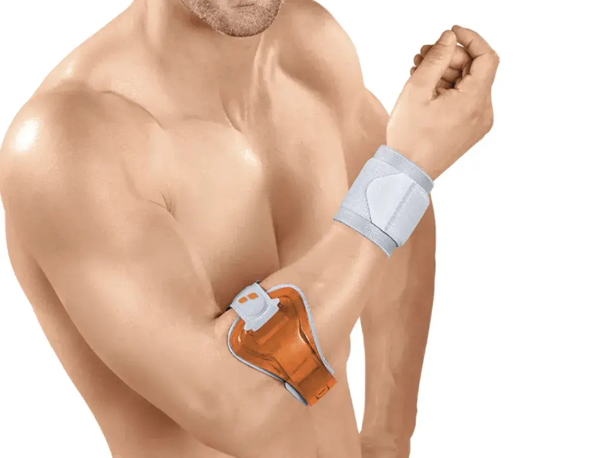 Mann mit Bandagen am Arm und Handgelenk, um Schmerzen beim Schlafen mit Tennisarm zu lindern.
