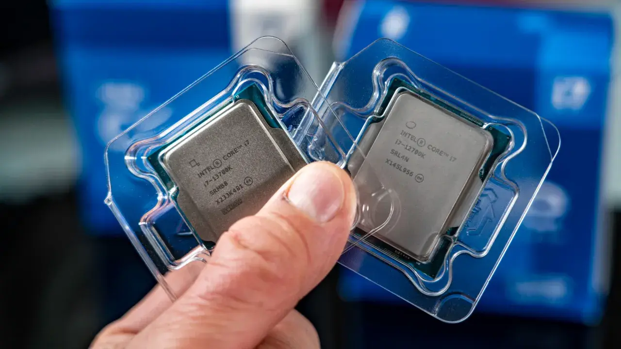 Zwei Intel Core i7 Prozessoren, 17-13700K und 17-12700K, werden für einen Test gehalten.