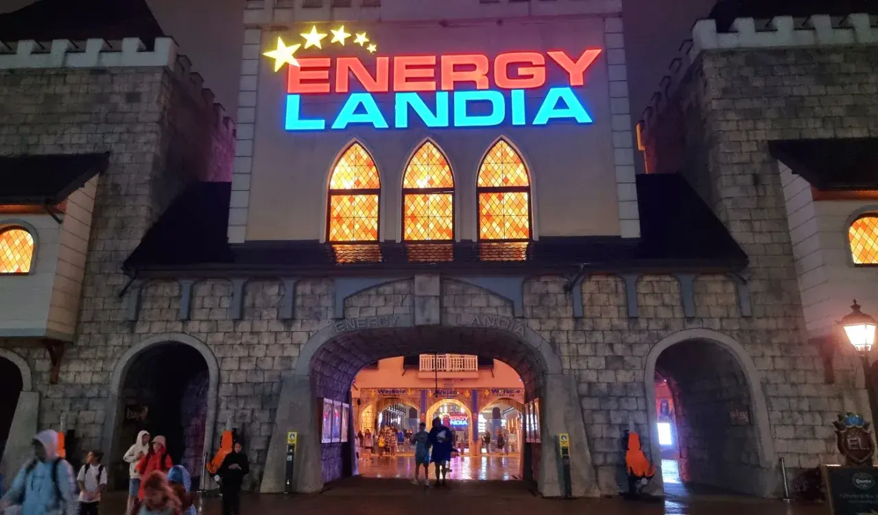 Wejście do Energylandii nocą. Czy do Energylandii można wejść z psem? Na razie nie wiadomo, ale z pewnością można wejść z rodziną.