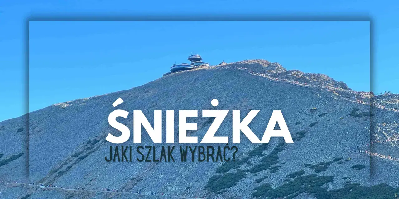 Szlak na Śnieżkę. Tłum turystów wędruje kamienistym zboczem ku obserwatorium.