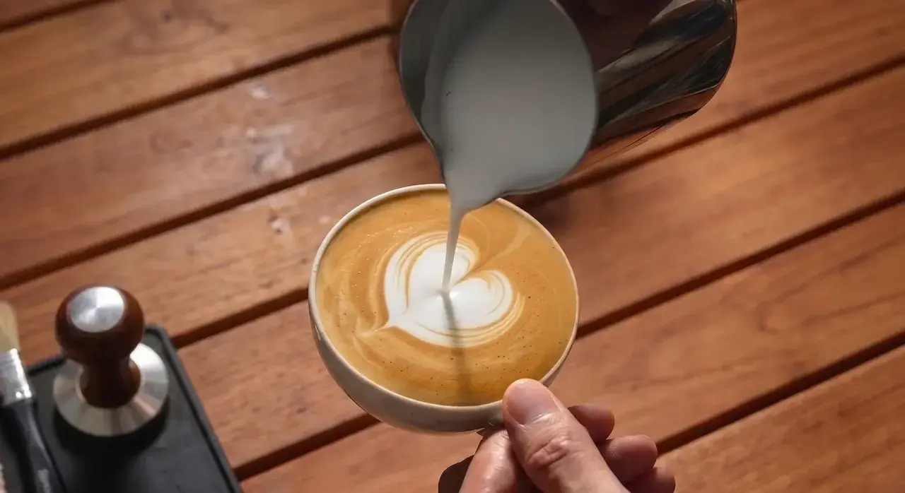 Cappuccino mit Herz aus aufgeschäumter Milch, zubereitet mit Präzision.